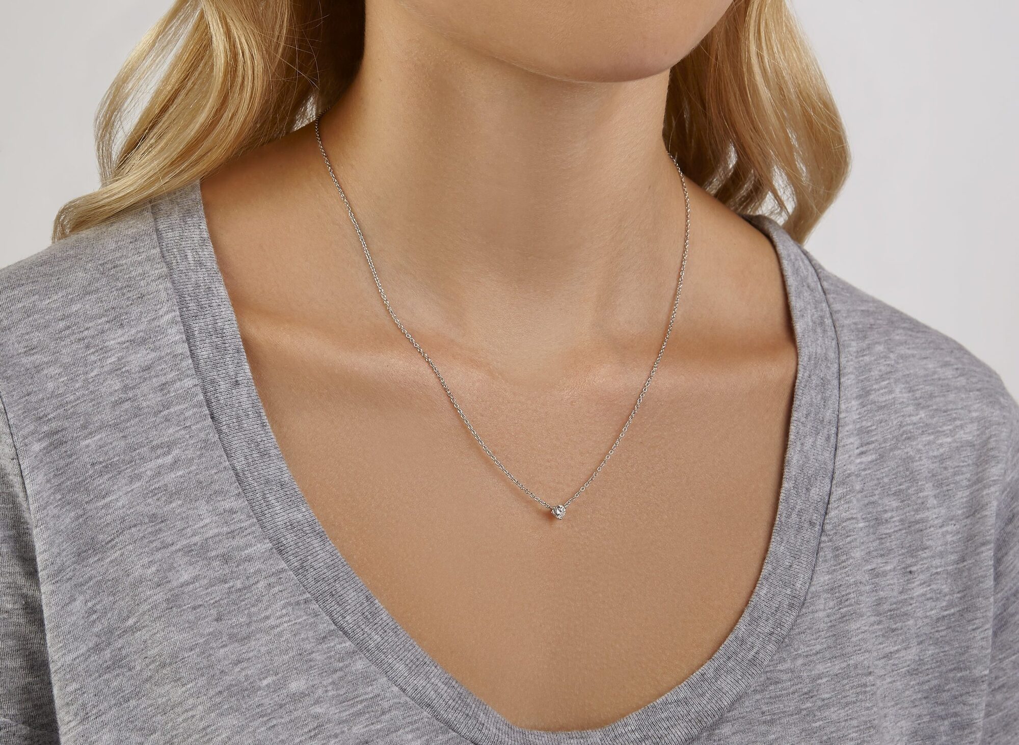 white-solitaire-pendants-0.25-carat-model_e81060f5-63ab-4314-a2b9-f46aac3d333e.jpg